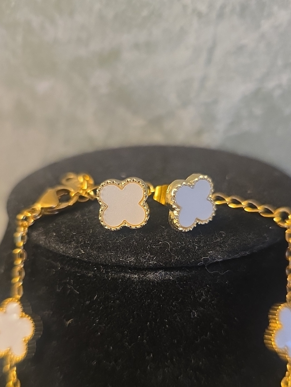 Clover Link Bracelet with White Mother-of-Pearl Accents & Earrings New - Picture 2 of 3